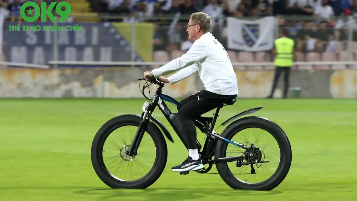 HLV Ralf Rangnick từng phải sử dụng xe điện để di chuyển ra sân